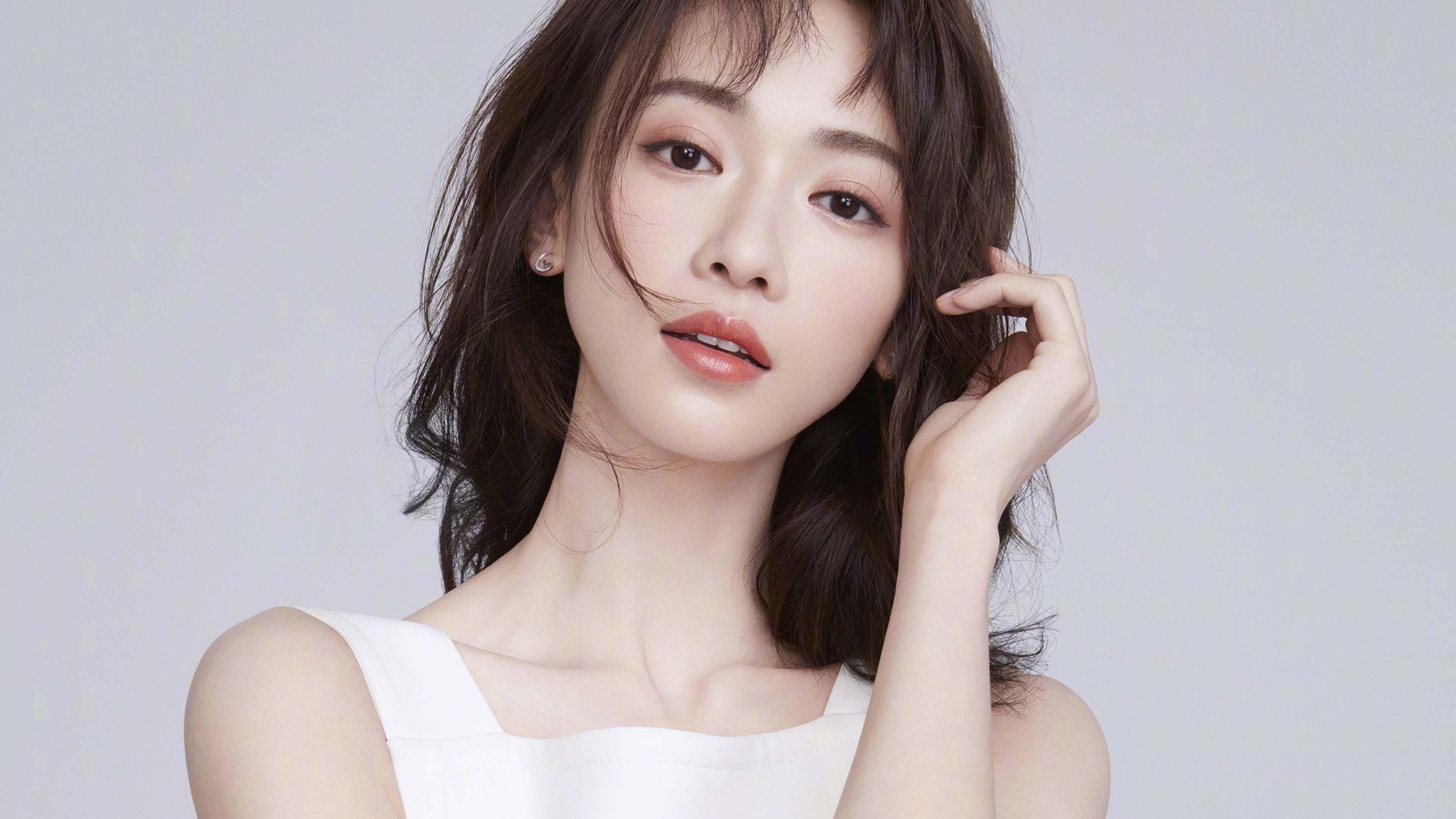 詹姆斯赛后与对手深情拥抱致敬,詹姆斯跟队友赛前做的动作